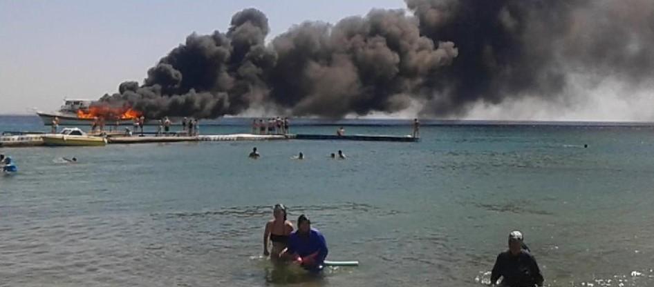 Ayvalık'ta tur teknesi cayır cayır yandı İZLE