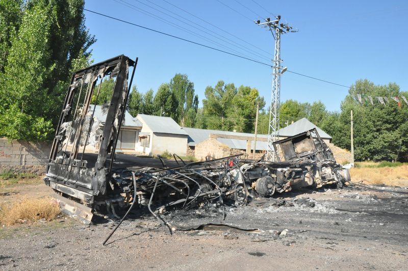 PKK Ağrı'da 3 tır ile 1 kamyonu yaktı