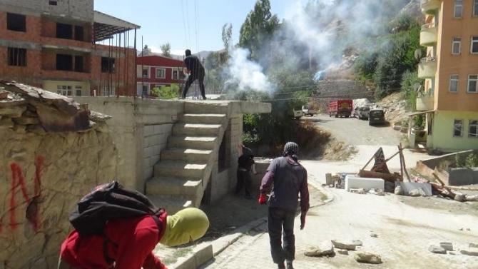 Hakkari'de barikat kuran teröristlere operasyon