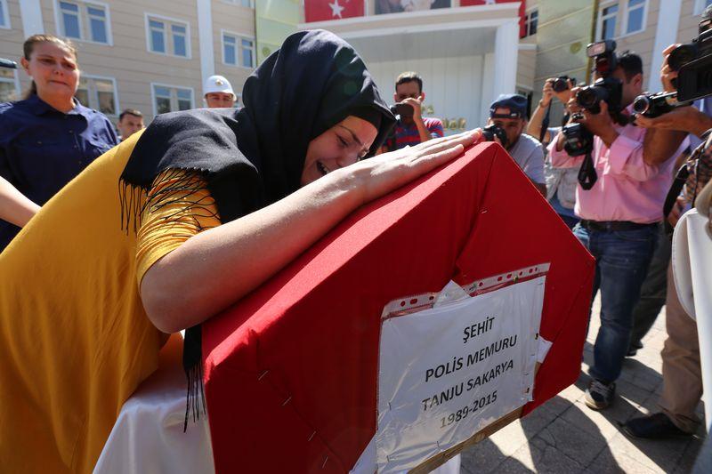 Şehit polisin eşi cenazede isyan etti
