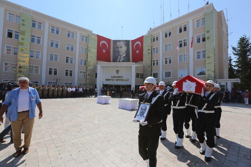 Şehit polisin eşi cenazede isyan etti