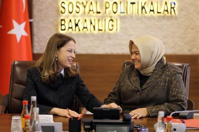 İlk başörtülü bakan Ayşen Gürcan görevi devraldı