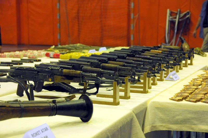 Diyarbakır'da çay bahçesinden cephanelik çıktı