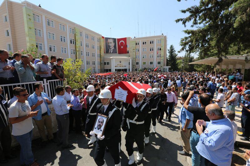 Şehit polisin eşi cenazede isyan etti