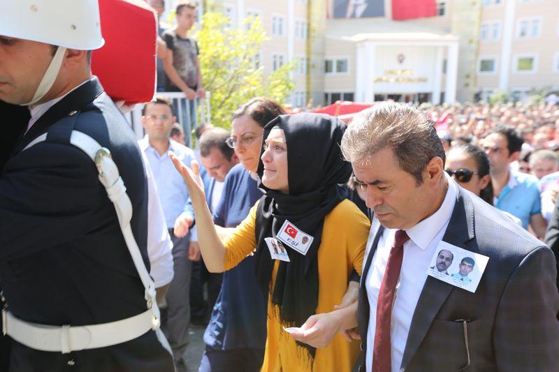 Şehit polisin eşi cenazede isyan etti