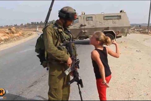 İsrail askerine kafa tutan cesur kız abisini kurtardı