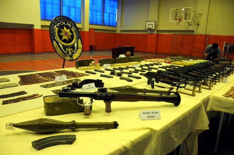 Diyarbakır'da çay bahçesinden cephanelik çıktı