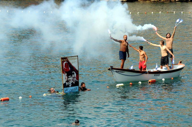 CHP'li belediye Atatürk fotoğrafını denizden çıkardı