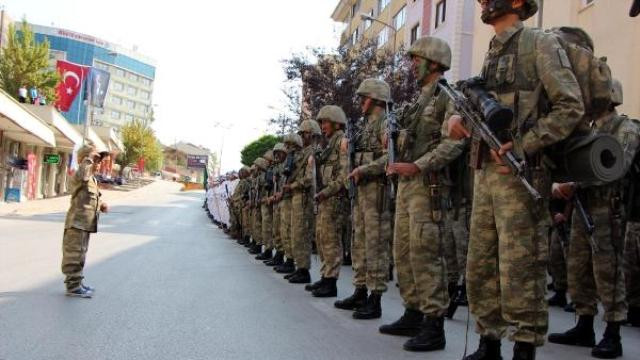 Bolu'da Zafer Bayramı mavi berelilerin geçişiyle renklendi