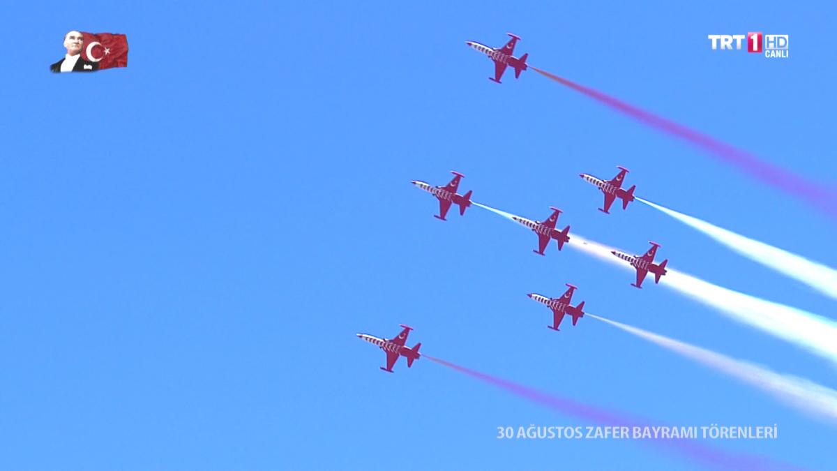 Türk Yıldızlarının gösteri uçuşu nefes kesti