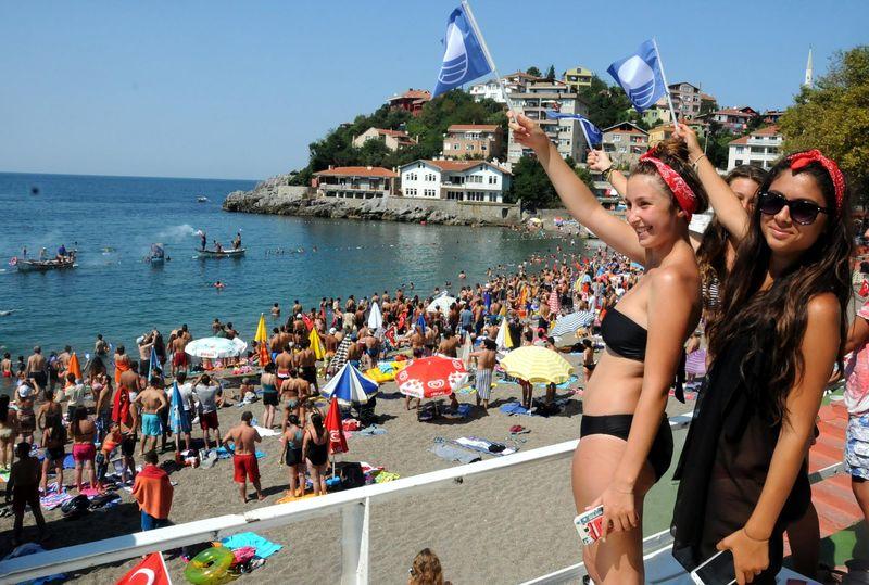 CHP'li belediye Atatürk fotoğrafını denizden çıkardı