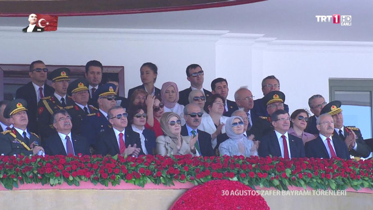 Türk Yıldızlarının gösteri uçuşu nefes kesti