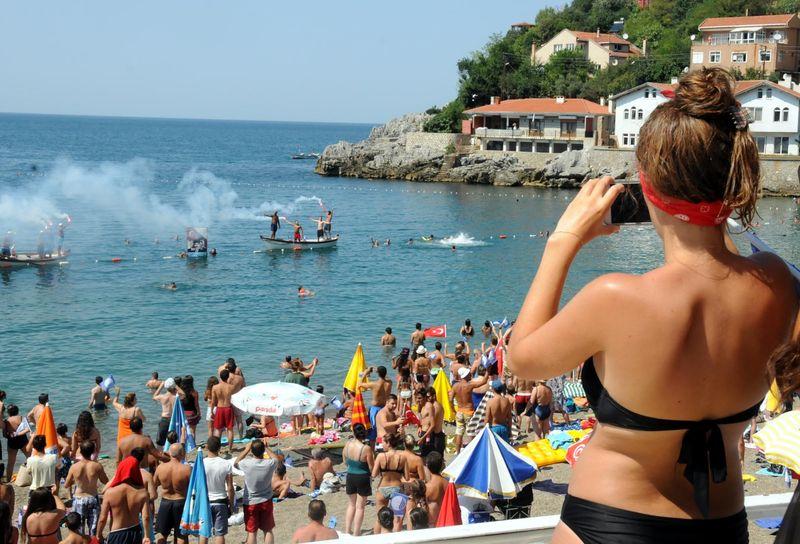 CHP'li belediye Atatürk fotoğrafını denizden çıkardı