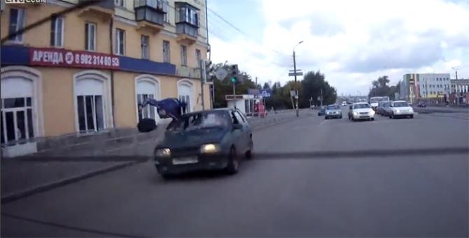 Rusya'da otomobil yayayı havaya uçurdu