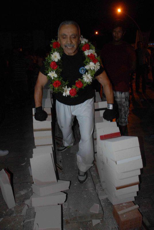 Muğla'da beton blok kırma rekoru denemesi