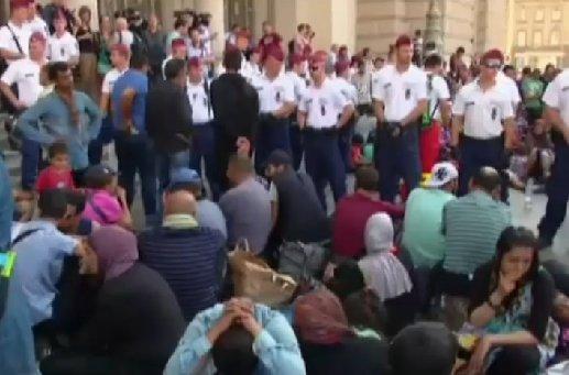 Macaristan mültecilerin beklediği garı ulaşıma kapattı