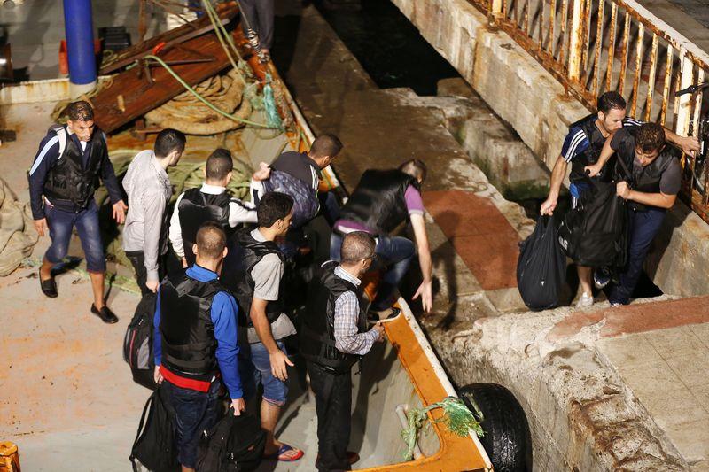 Denizde mahsur kalan kaçakları balıkçılar kurtardı