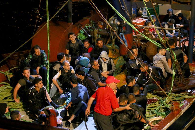 Denizde mahsur kalan kaçakları balıkçılar kurtardı