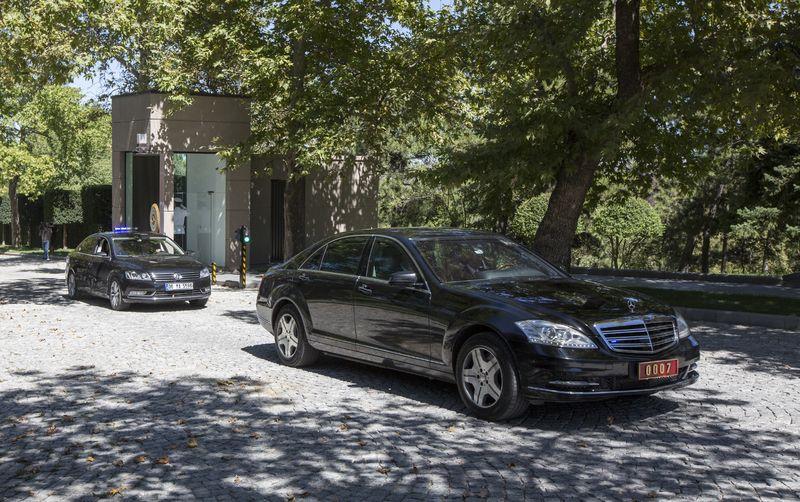 Davutoğlu Alparslan Türkeş’in mezarını ziyaret etti