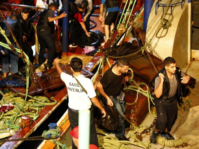 Denizde mahsur kalan kaçakları balıkçılar kurtardı