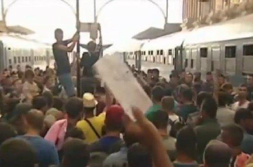 Macaristan mültecilerin beklediği garı ulaşıma kapattı