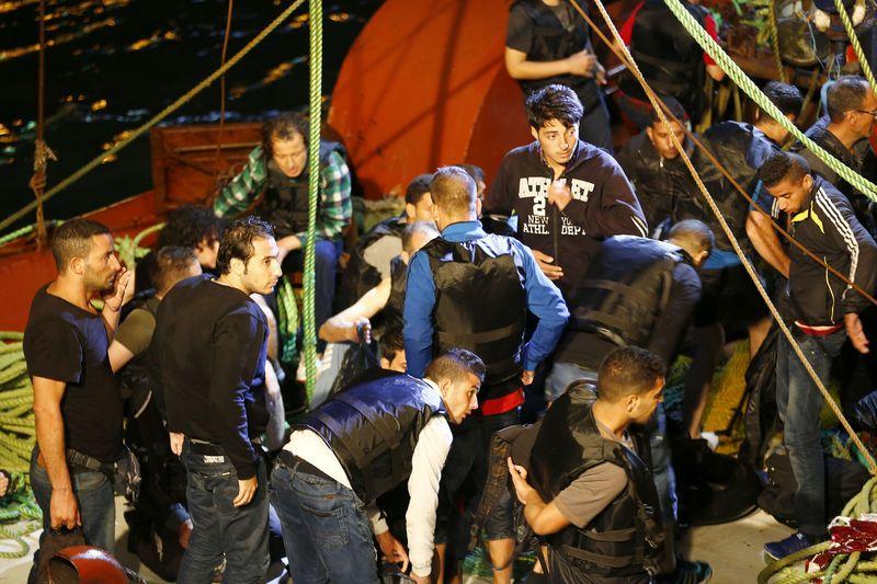 Denizde mahsur kalan kaçakları balıkçılar kurtardı