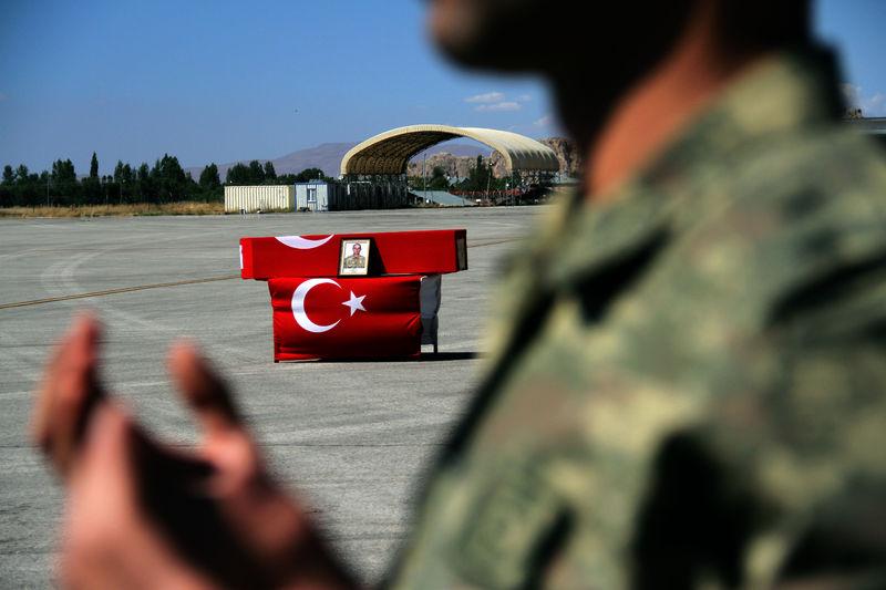 Hakkari şehidine dualarla veda edildi