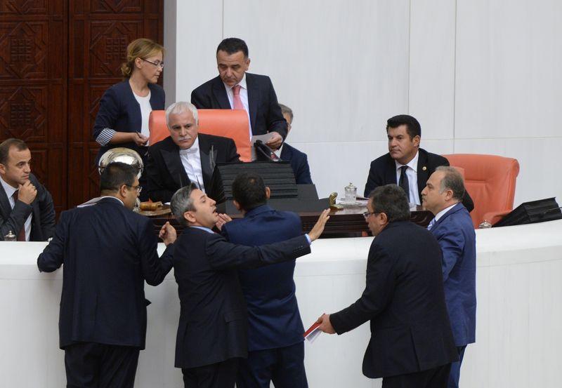 Meclis'te yemin krizi yaşandı