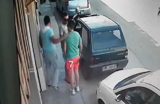 Sürücü arabasını tüm gücüyle kaldırdı