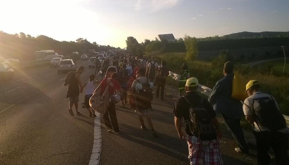 Macaristan'da bekletilen mülteciler Avusturya'ya yürüyor