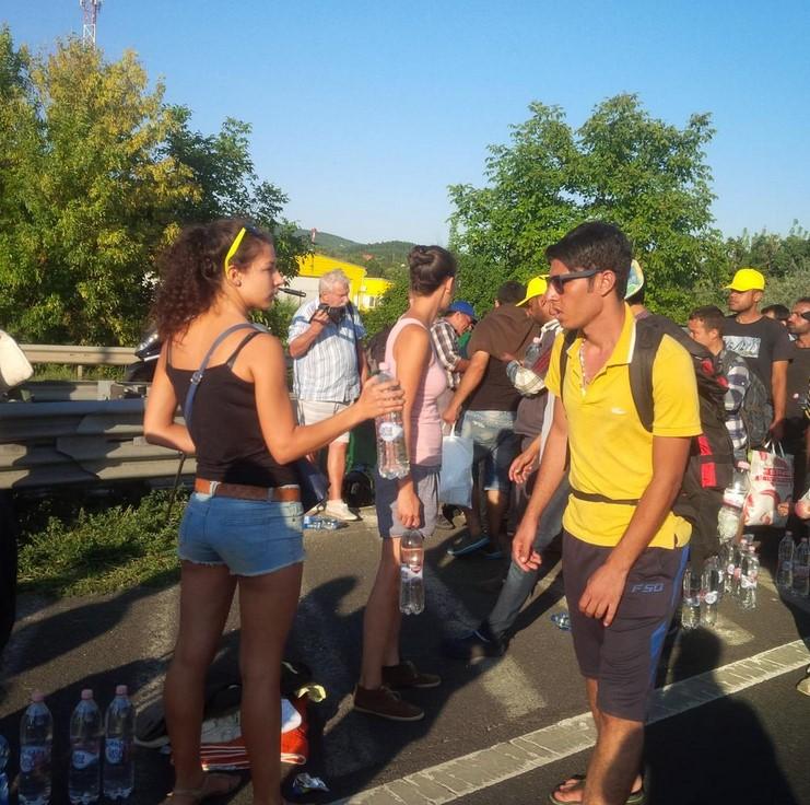 Macaristan'da bekletilen mülteciler Avusturya'ya yürüyor