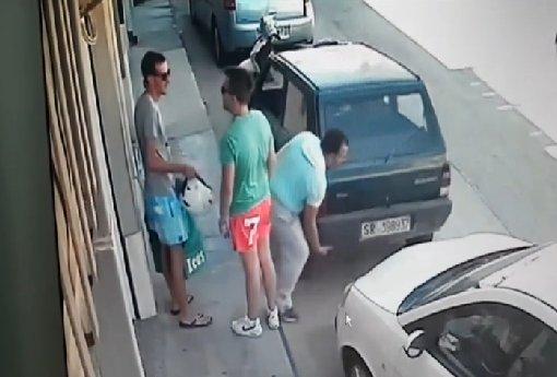 Sürücü arabasını tüm gücüyle kaldırdı