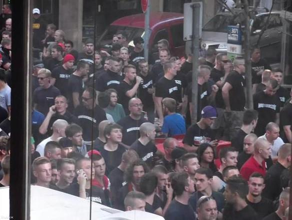 Macaristan'da bekletilen mülteciler Avusturya'ya yürüyor