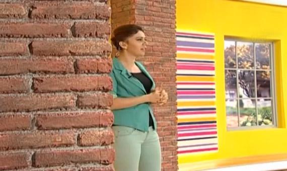 Azerbaycanlı spiker canlı yayında depremden korktu