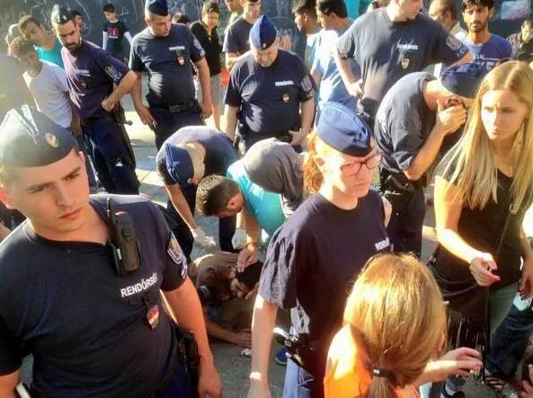 Macaristan'da bekletilen mülteciler Avusturya'ya yürüyor