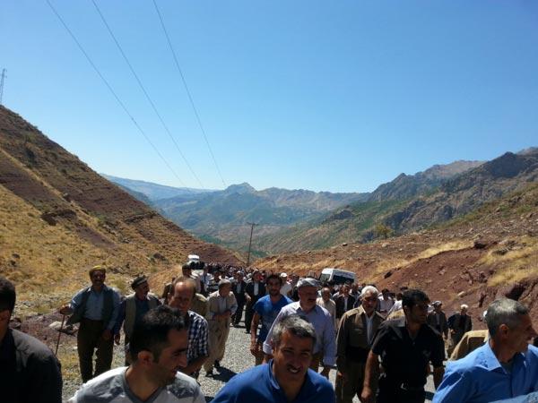 Hakkarililer PKK’nın köprü bombalamasını protesto etti