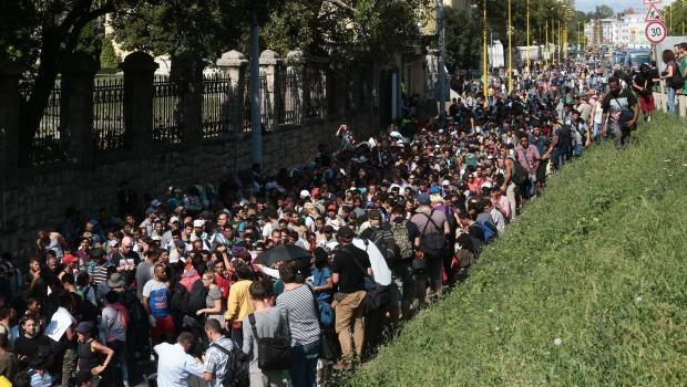 Macaristan'da bekletilen mülteciler Avusturya'ya yürüyor