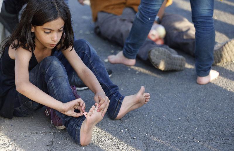 Macaristan'da bekletilen mülteciler Avusturya'ya yürüyor