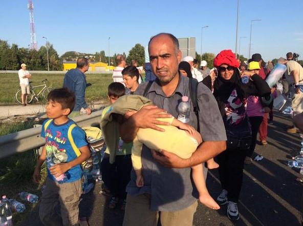 Macaristan'da bekletilen mülteciler Avusturya'ya yürüyor