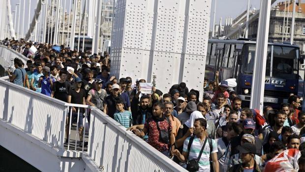 Macaristan'da bekletilen mülteciler Avusturya'ya yürüyor