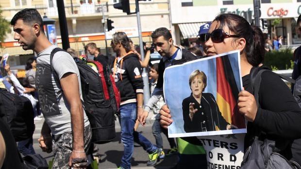 Macaristan'da bekletilen mülteciler Avusturya'ya yürüyor