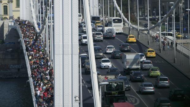 Macaristan'da bekletilen mülteciler Avusturya'ya yürüyor