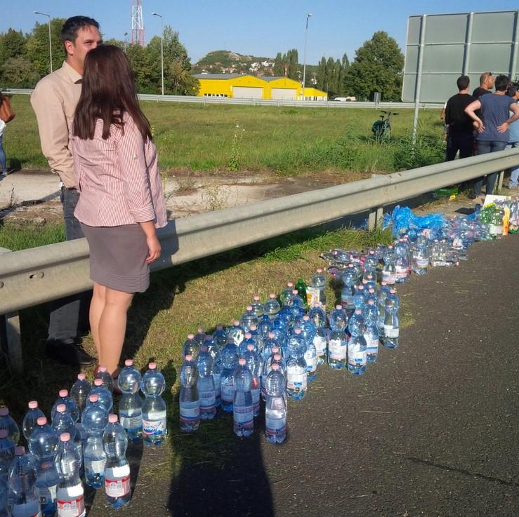 Macaristan'da bekletilen mülteciler Avusturya'ya yürüyor