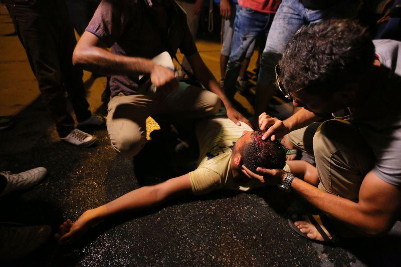 Midilli'de sığınmacılar isyan etti