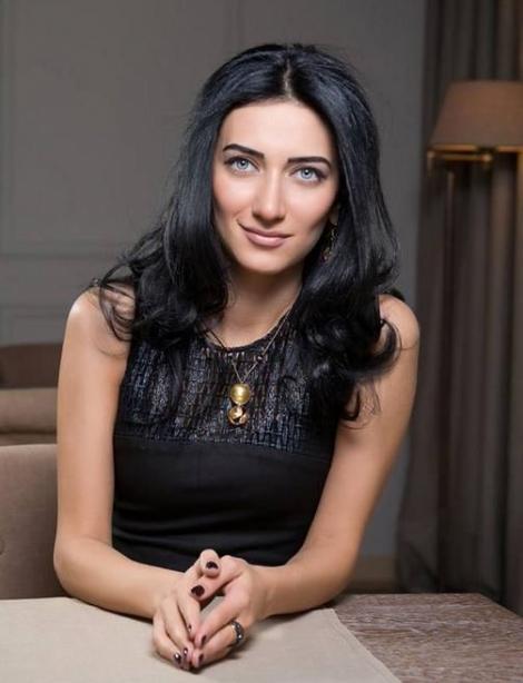 Ermenistan'ın Adalet Bakanı güzelliğiyle göz kamaştırıyor