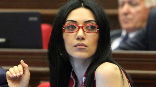 Ermenistan'ın Adalet Bakanı güzelliğiyle göz kamaştırıyor