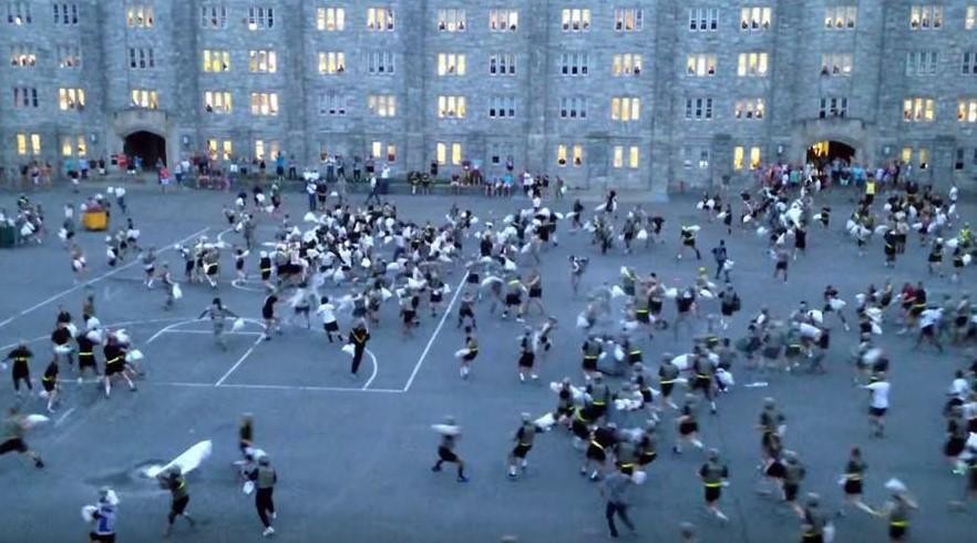 Askeri okuldaki yastık savaşında 30 yaralı