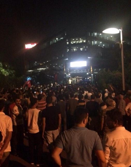 Hürriyet gazetesi binasında protesto