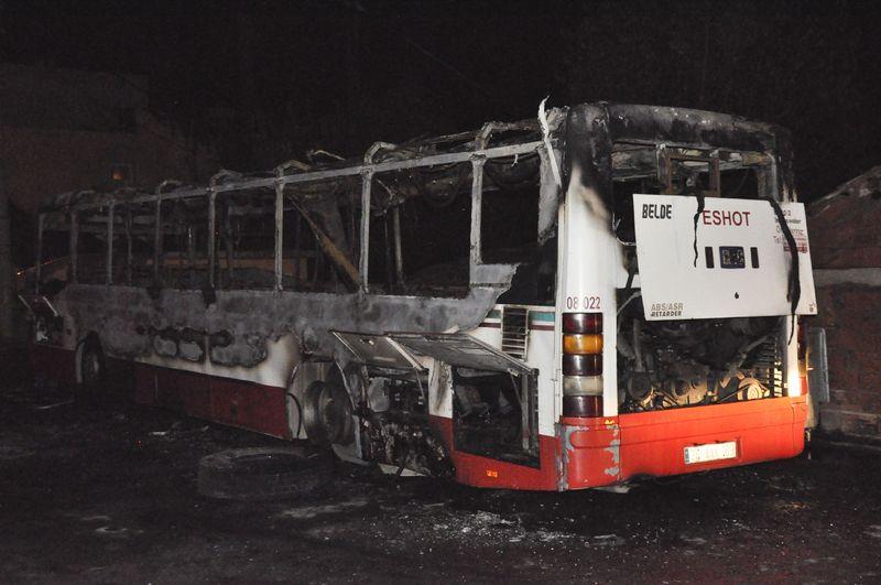 İzmir'de belediye otobüsünü yakan kişiler yakalandı