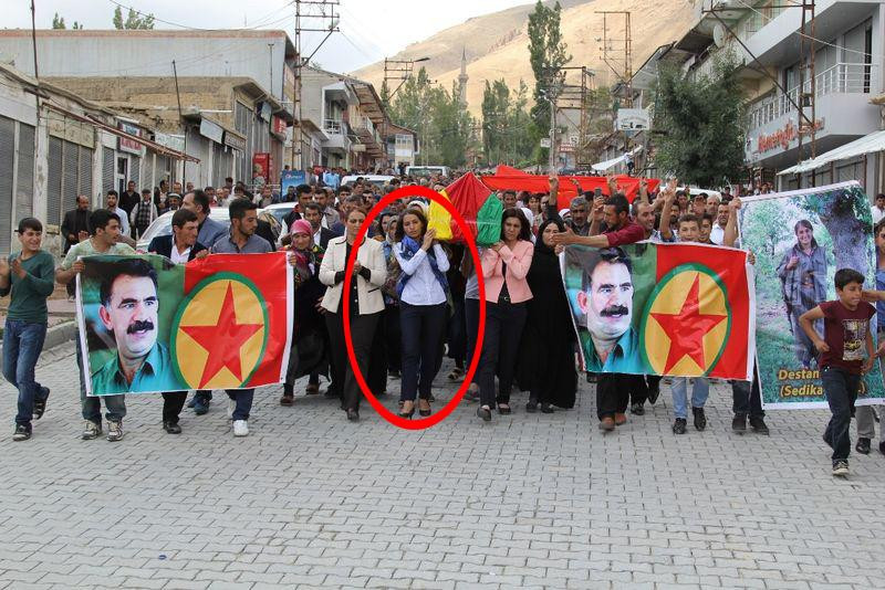 HDP'li Tuba Hezer terörist tabutunu taşımıştı